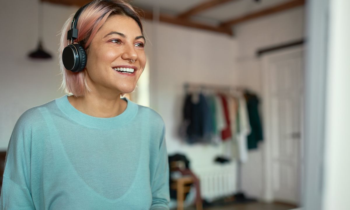 Mujer aprendiendo inglés con la metodología de langoo